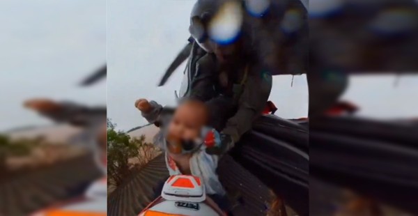 VIDEO Militares salvan desde el techo a bebé atrapado en una casa
