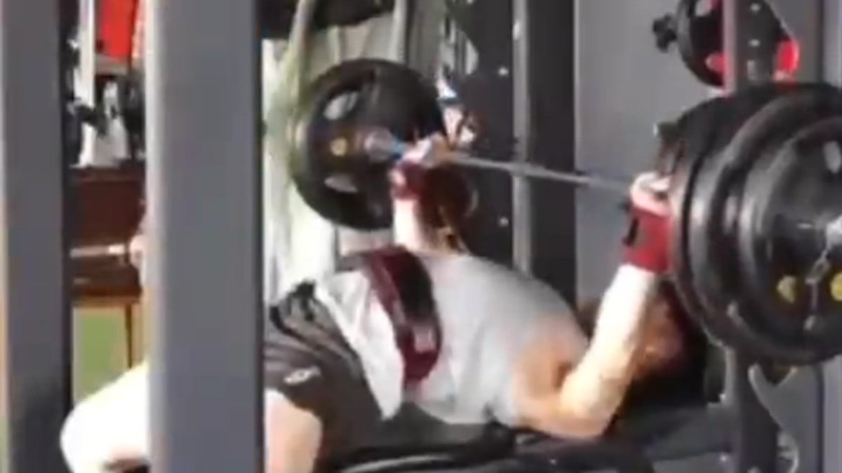 VIDEO Hombre que estaba en el gimnasio graba su propia muerte al no poder con una pesa