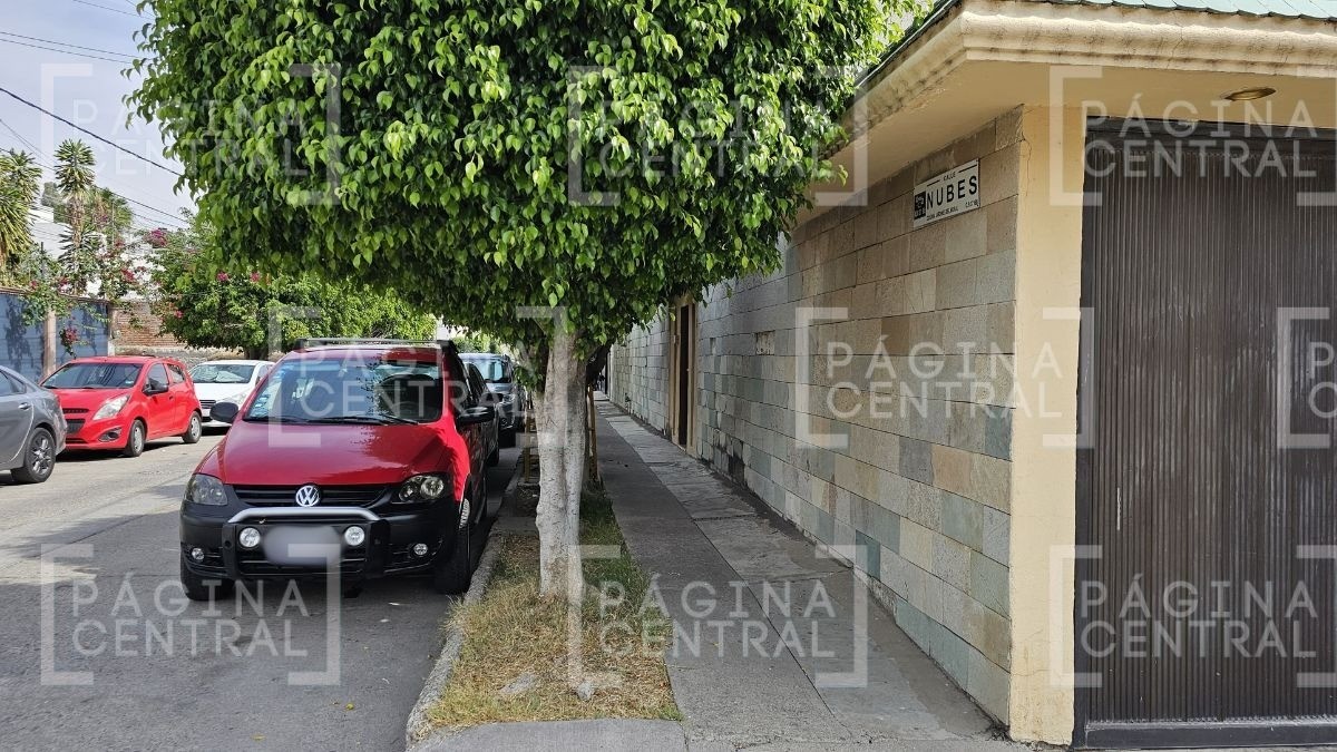 VIDEO Javier intentó subir a Avril inconsciente a un taxi ejecutivo en Jardines del Moral