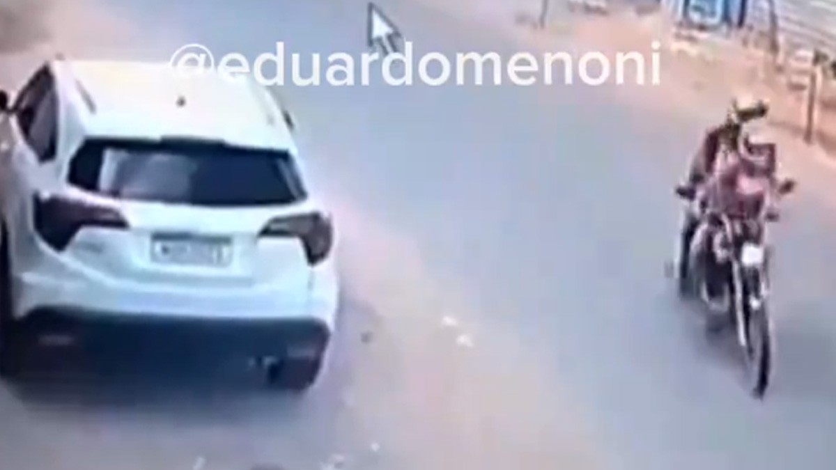 VIDEO Asaltan a mujer y uno de los ladrones termina con las piernas rotas