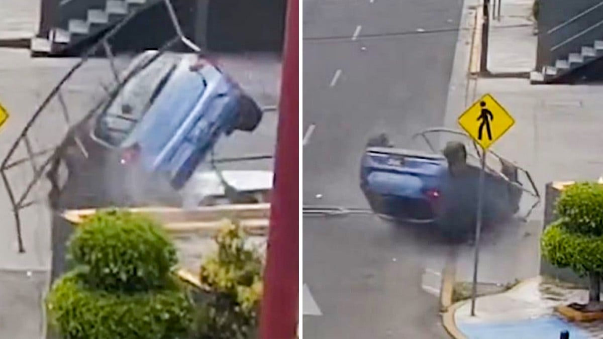VIDEO Conductor vuelca en estacionamiento de Oxxo y queda llantas arriba