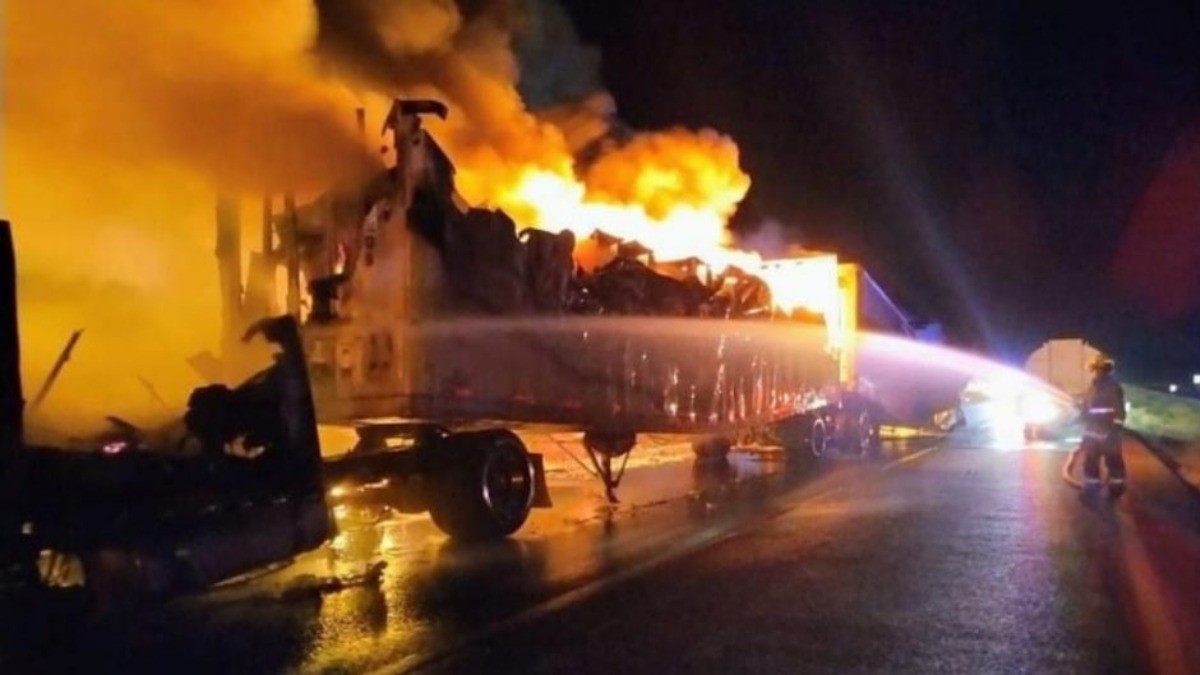 Queman vehículos y bloquean carreteras por captura de célula criminal