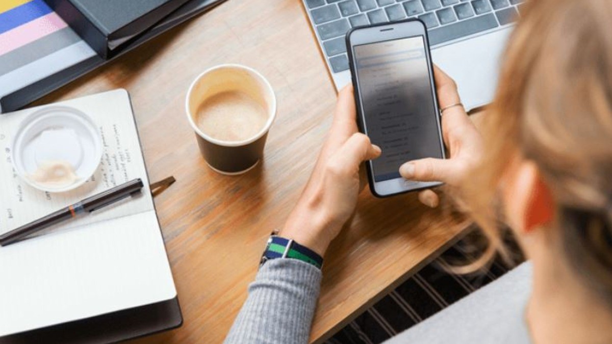 ¿Te pueden prohibir el uso del celular en el trabajo?
