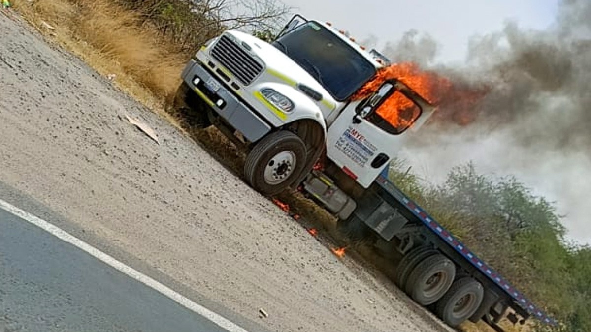 ¡Consumida por las llamas! Grúa se incendia en el camino a Santa Ana del Conde