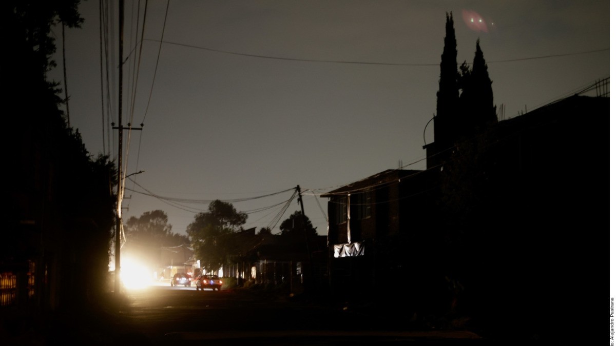 Pegan apagones en 16 estados del País