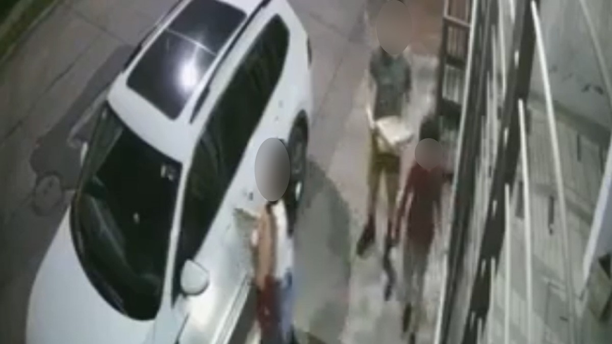 VIDEO Ladrones amenazan a hijos a punta de pistola para robar la camioneta de su madre