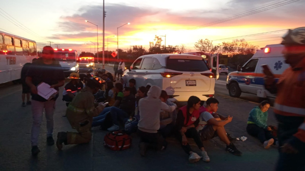 Heridos por choque de transporte de personal y tráiler se atienden en León