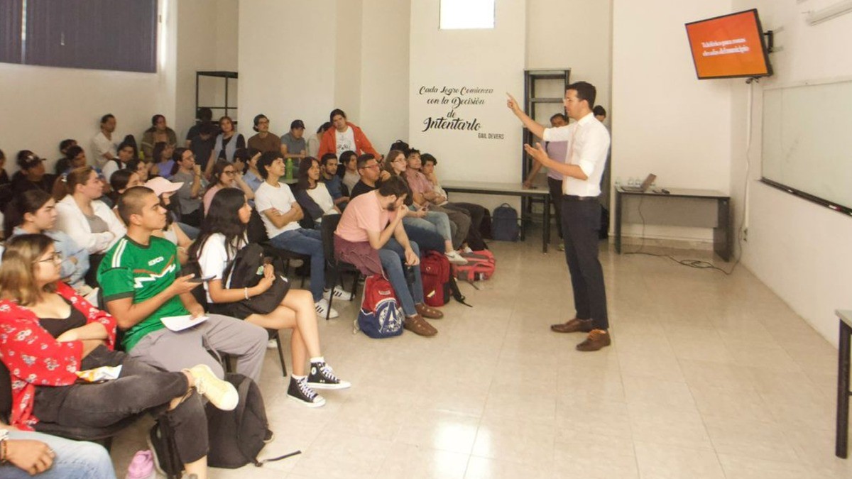 Juan Pablo habla ante universitarios de sus propuestas sobre seguridad y medio ambiente