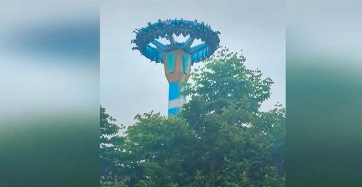 VIDEO Turistas se quedan colgando de juego mecánico al atascarse en el aire