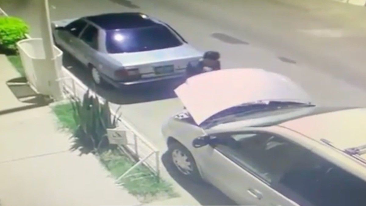 VIDEOS Acechan ladrones de baterías de auto en Jardines de Jerez, ¡las quitan en segundos!