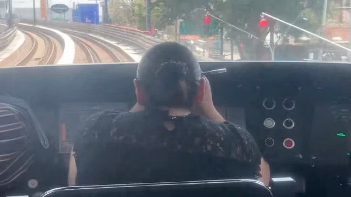 VIDEO Captan a conductora del Metro maquillándose mientras conducía una unidad