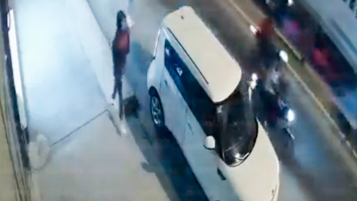VIDEO Asaltantes armados despojan a mujer de su auto en menos de medio minuto