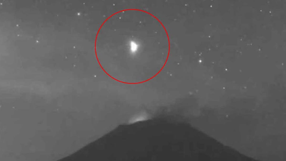 VIDEO ¿Qué es esooo? Captan objeto luminoso y grande encima del volcán Popocatépetl