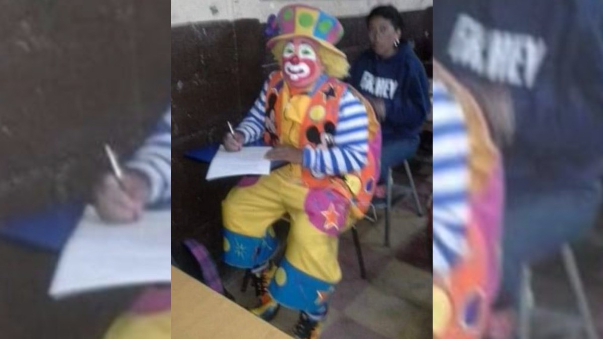 VIDEO Joven se viraliza en TikTok al presentar su examen de derecho vestido así