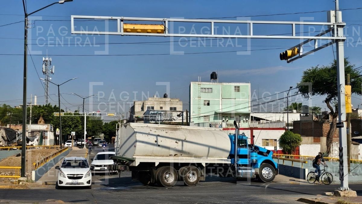 ¡Alerta vial! Falla en una pipa obstruye circulación en Malecón