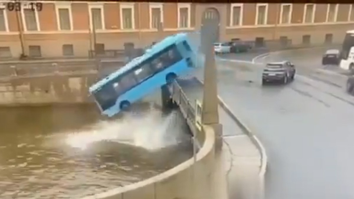 VIDEO ¡Impactante! Graban momento justo cuando camión de pasajeros choca y cae de puente