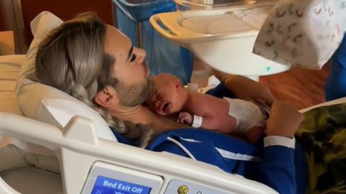 VIDEO Causa polémica el video de un hombre trans como si acabara de dar a luz