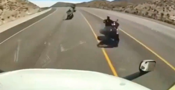 VIDEO Tráiler invade carril y provoca que tres motociclistas murieran al impactarse con él