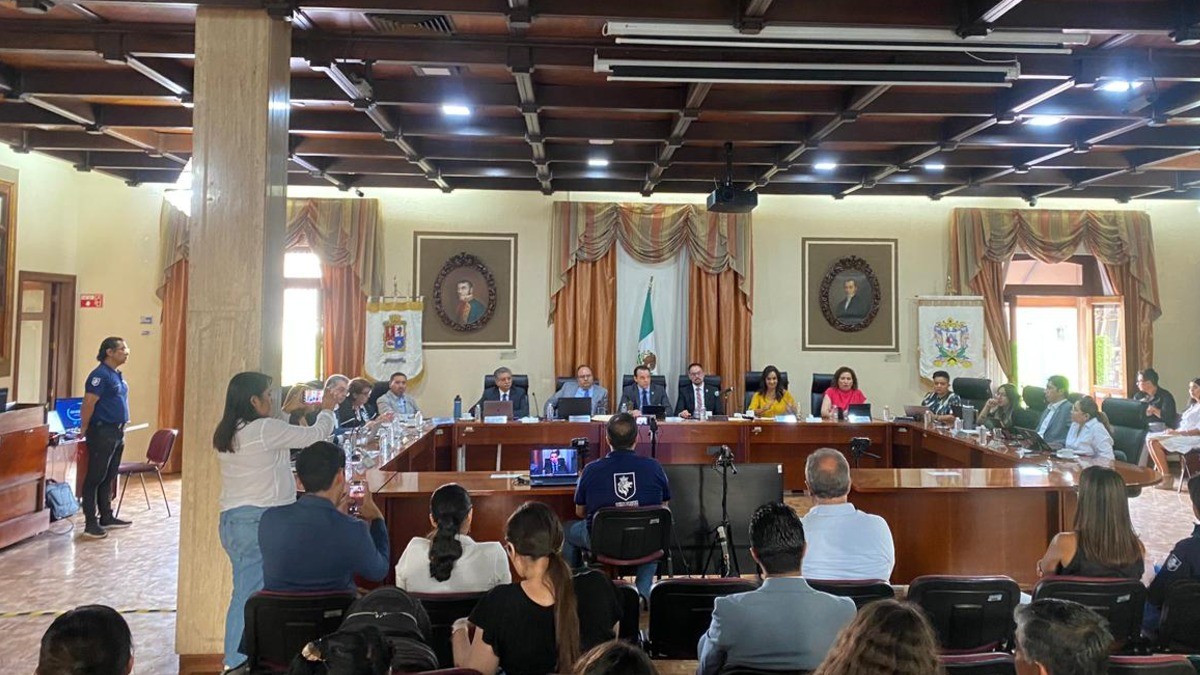 Denuncia regidor uso de camiones en mitin político