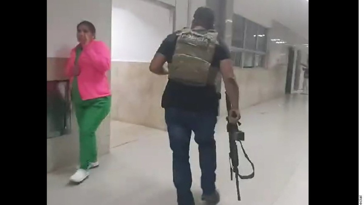 VIDEO Policías entran a clínica del IMSS para detener a un hombre armado