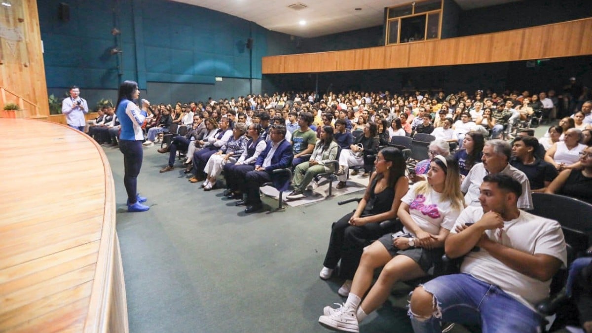 Más becas y apoyos a emprendedores promete 'Ale' Gutiérrez a universitarios