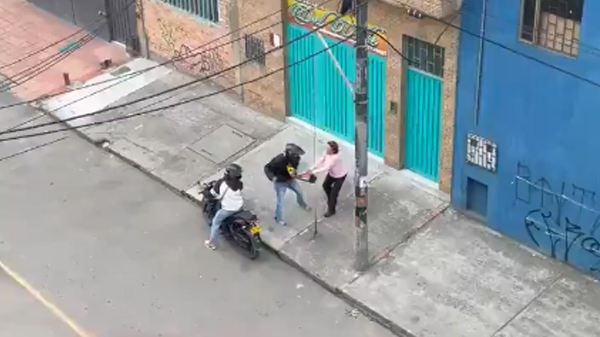 VIDEO Graban asalto a abuelita en Día de las Madres y hasta su ramo de flores le quitaron