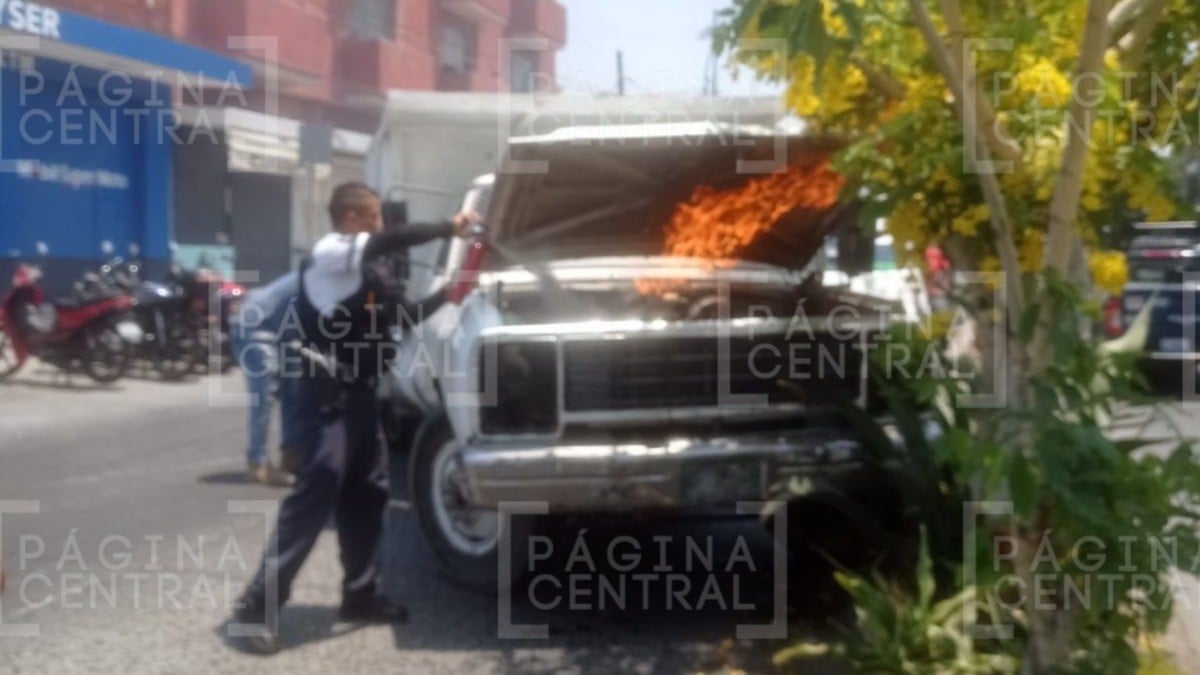 Camioneta cargada con pieles y cueros se empezó a quemar en plena avenida en Las Américas