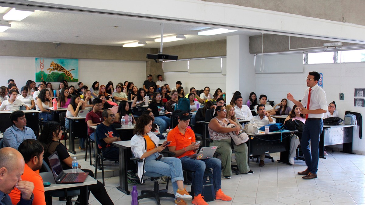 Juan Pablo Delgado presenta propuestas a estudiantes de la UNIVA