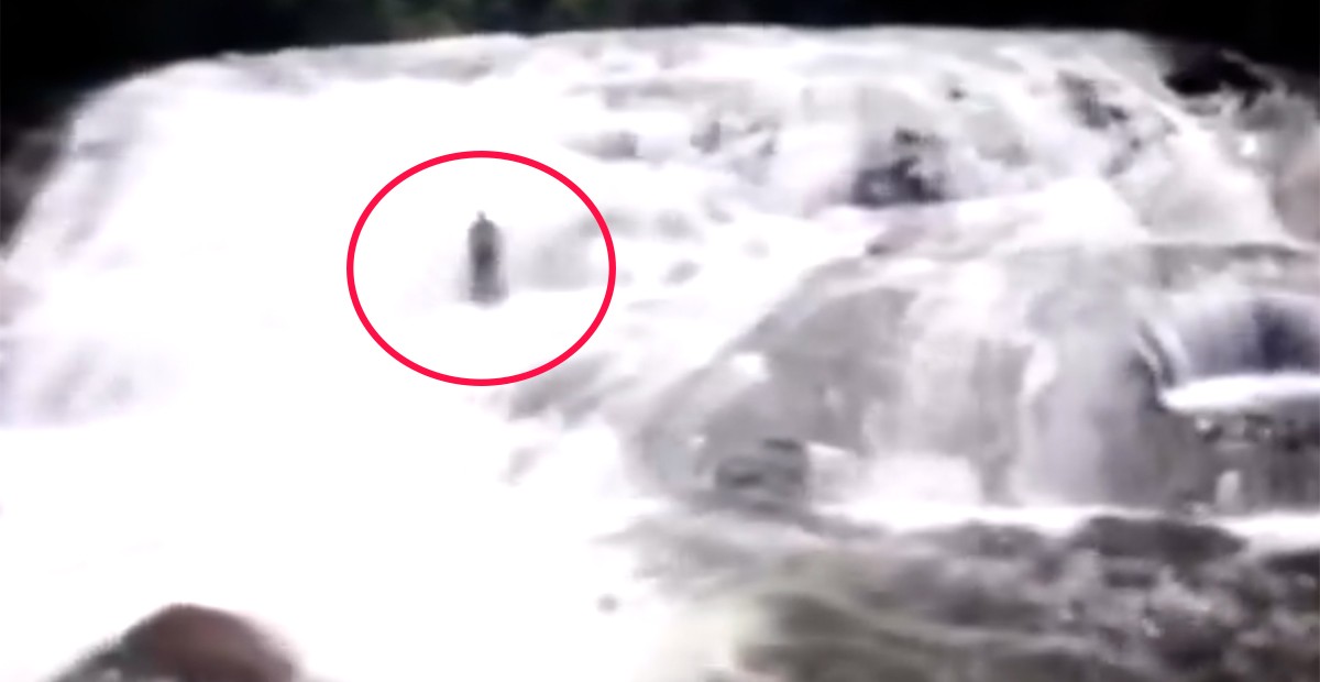 VIDEO Captan misterioso ser emergiendo de una cascada