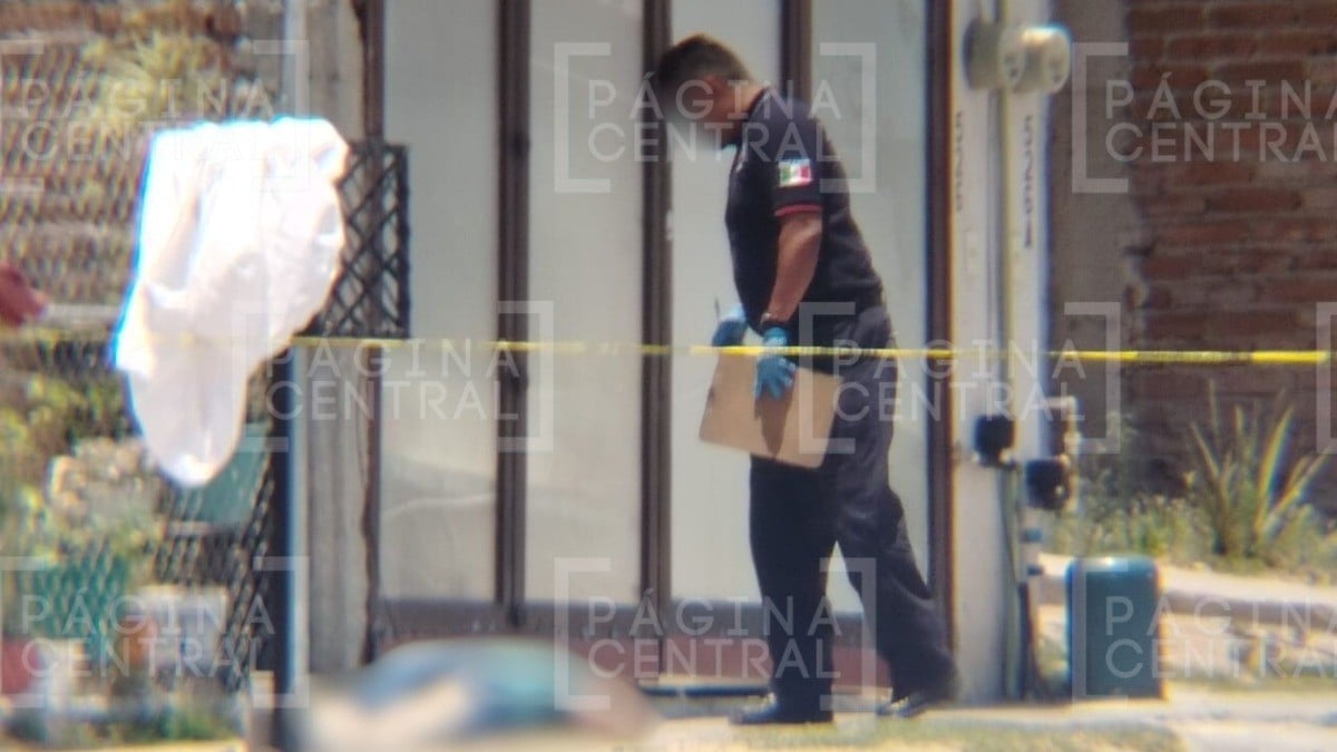 Le dispararon a conductor y se bajó corriendo del auto, pero quedó sin vida en la banqueta