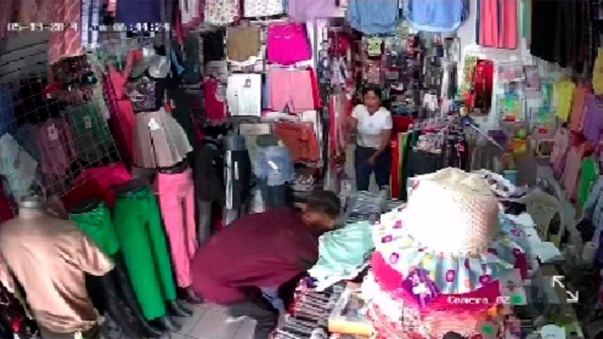 VIDEO Graban a hombre al apuñalar a dos mujeres en una tienda; lo liberan horas después