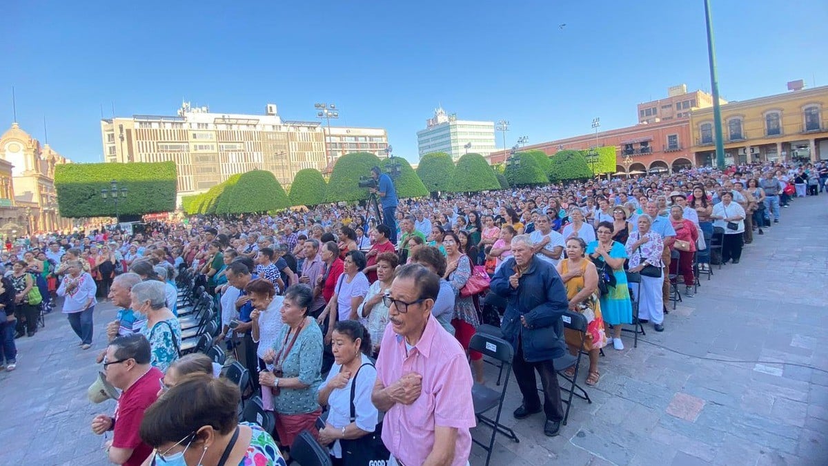 A cielo abierto, leoneses claman por lluvias desde la Plaza Principal