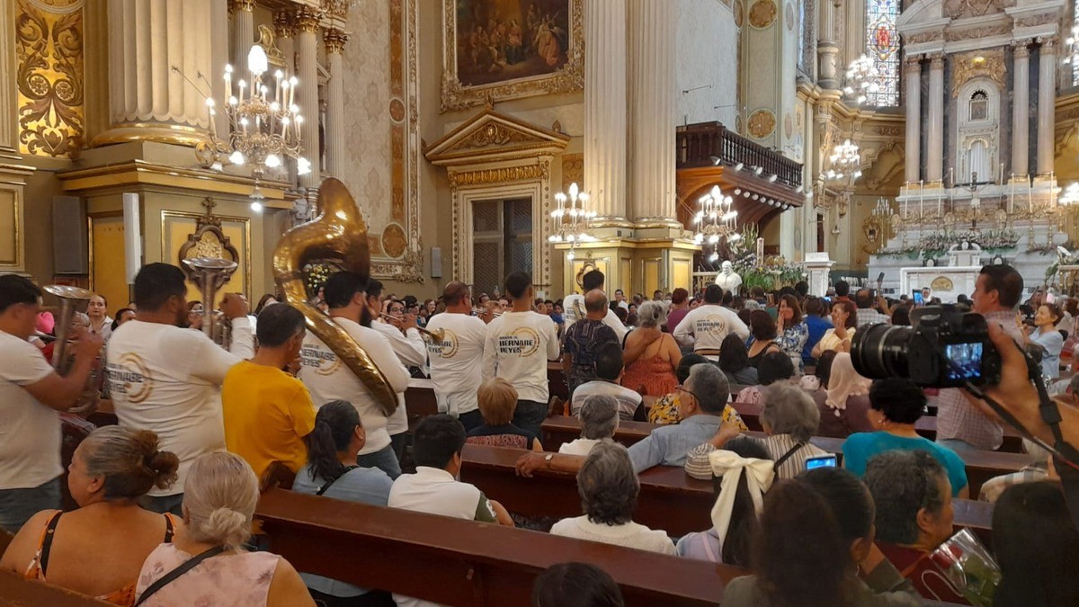 Con banda de viento y mañanitas veneran a la Virgen de la Luz