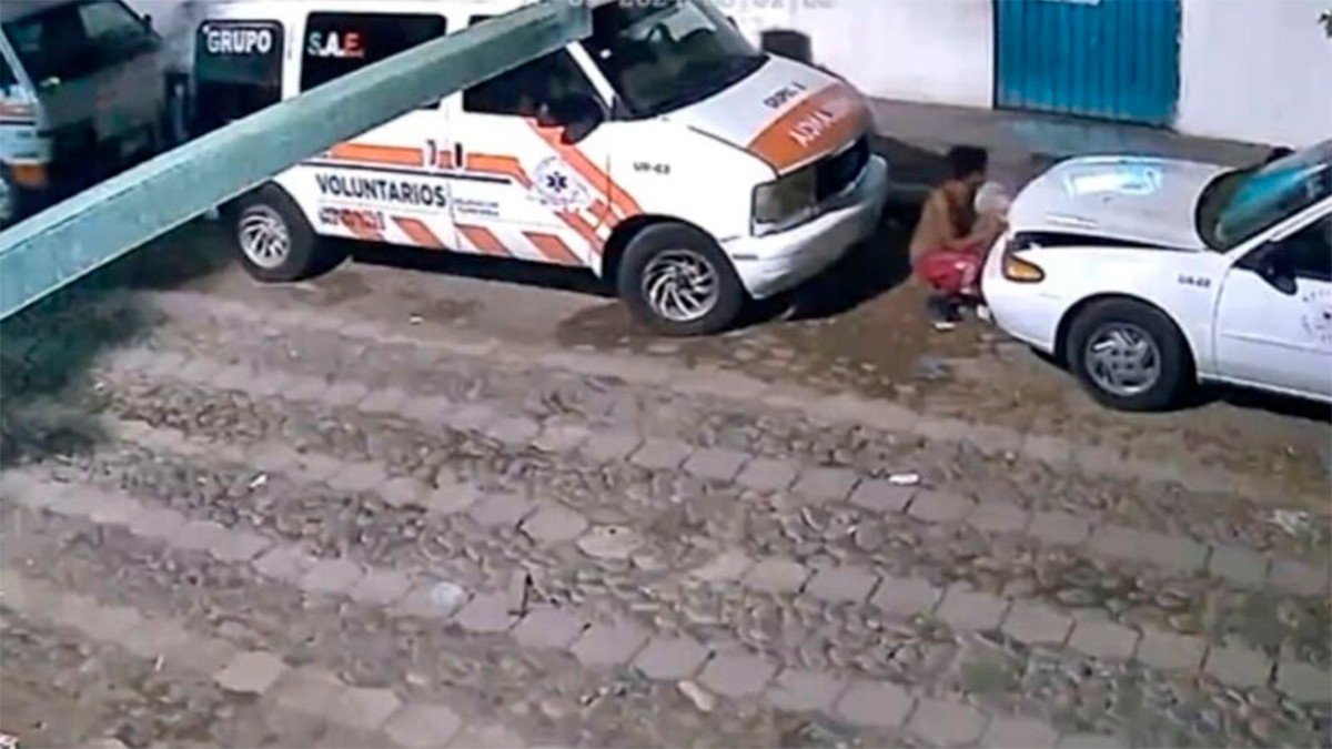 VIDEO Graban a ladrones robando baterías, ¡los atan a un poste y los rapan!