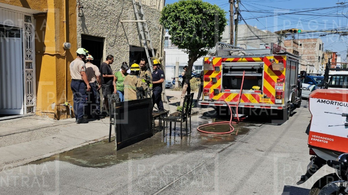¡Fuegoooo! Familia de la colonia Obregón pierde su cocina y comedor en incendio