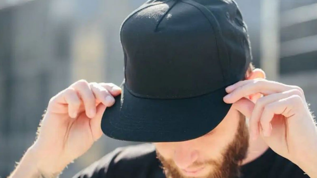 Estas son las consecuencias de usar gorra diariamente en esta época de calor