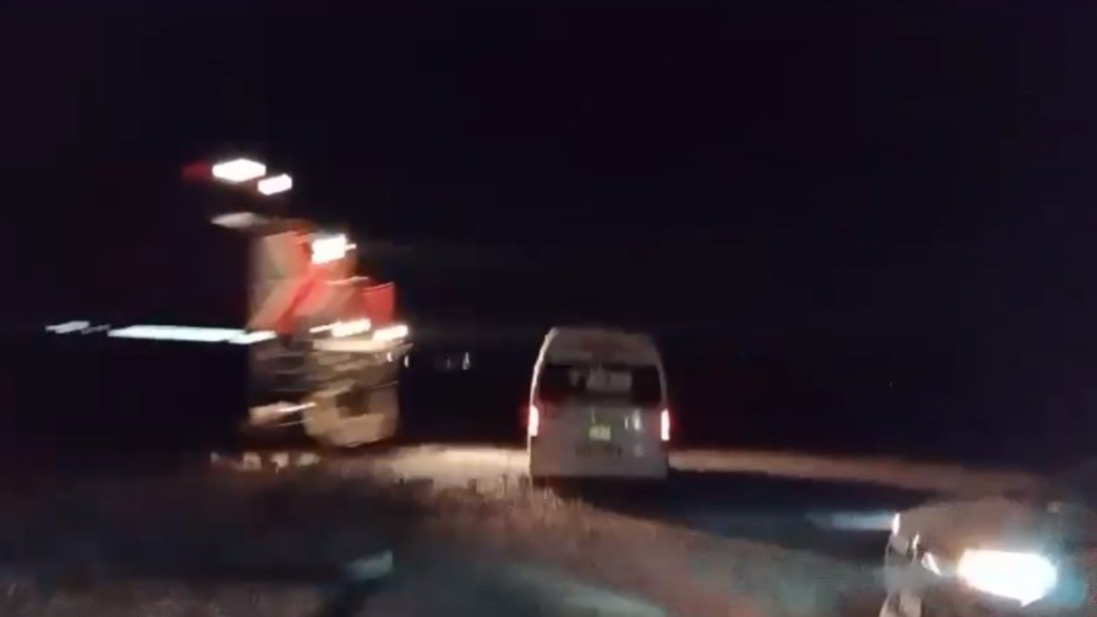 VIDEO Captan momento en el que tren destroza combi que llevaba pasajeros