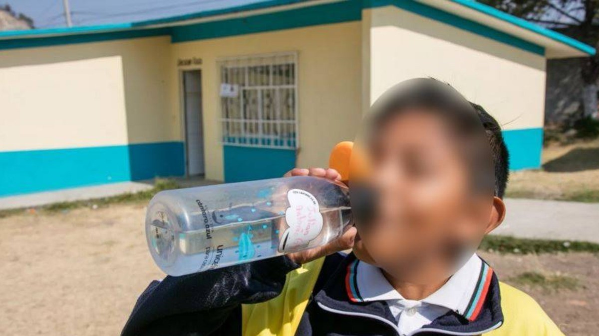 ¡Mantén hidratado a tu hijo! Calor extremo deja cinco casos de golpe de calor en escuelas