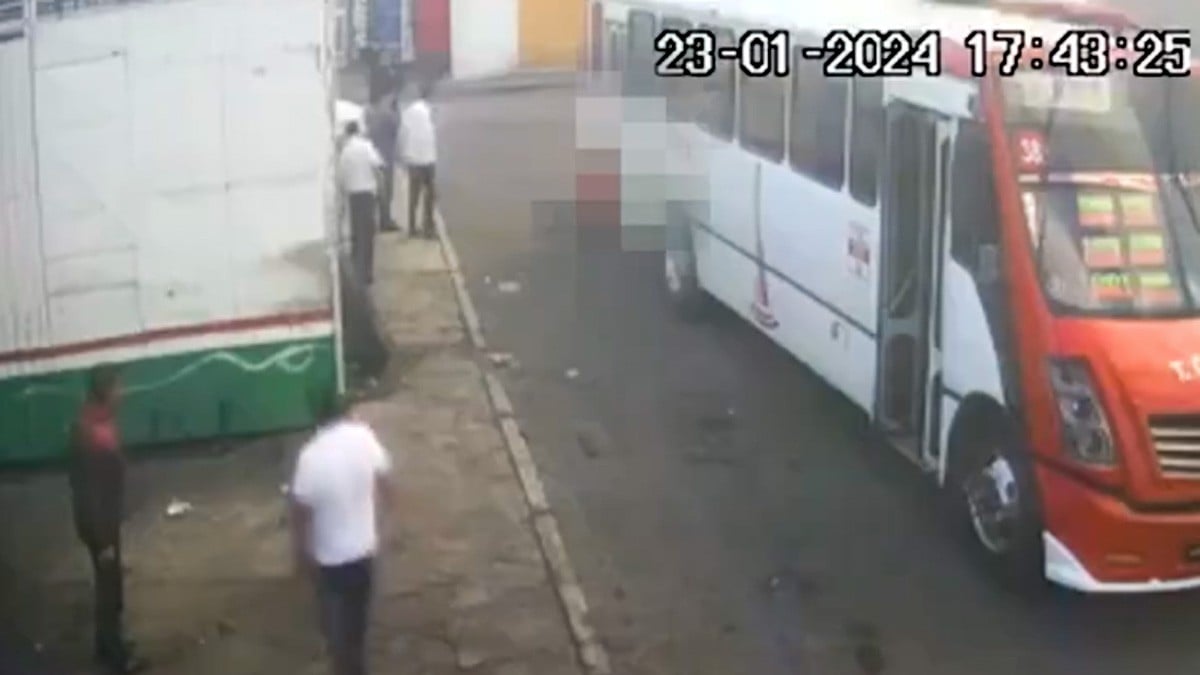 VIDEO Captan cuando camión atropella y mata a un hombre; conductor permanece prófugo