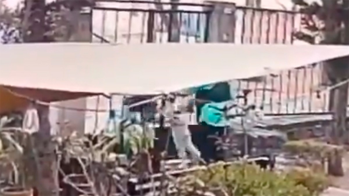 VIDEO Graban cómo arrebatan a niña de las manos de su abuelita