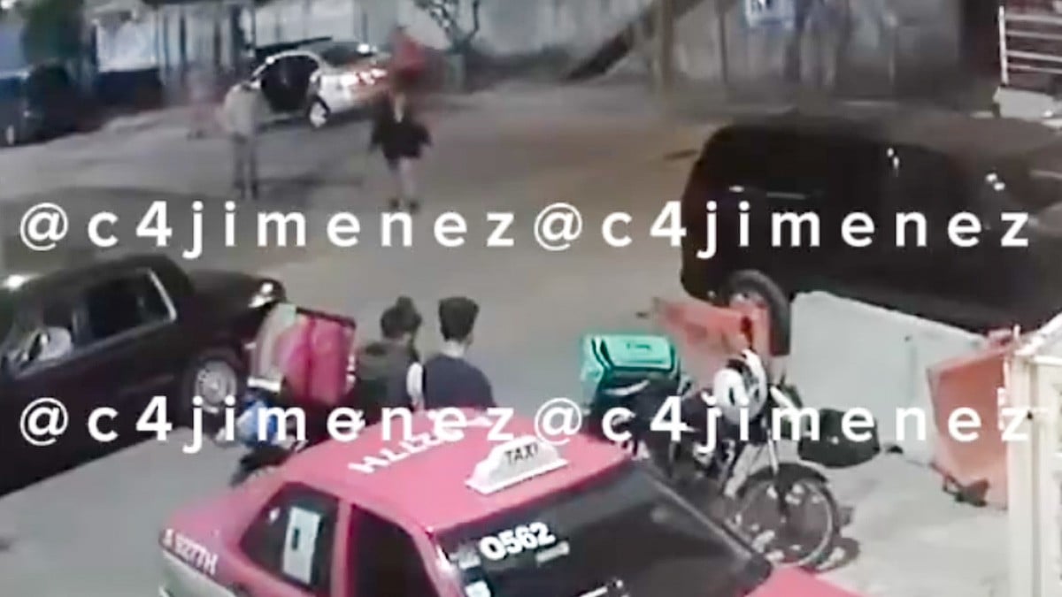 VIDEO Captan a un hombre y una mujer golpeando con un bat a repartidor de comida