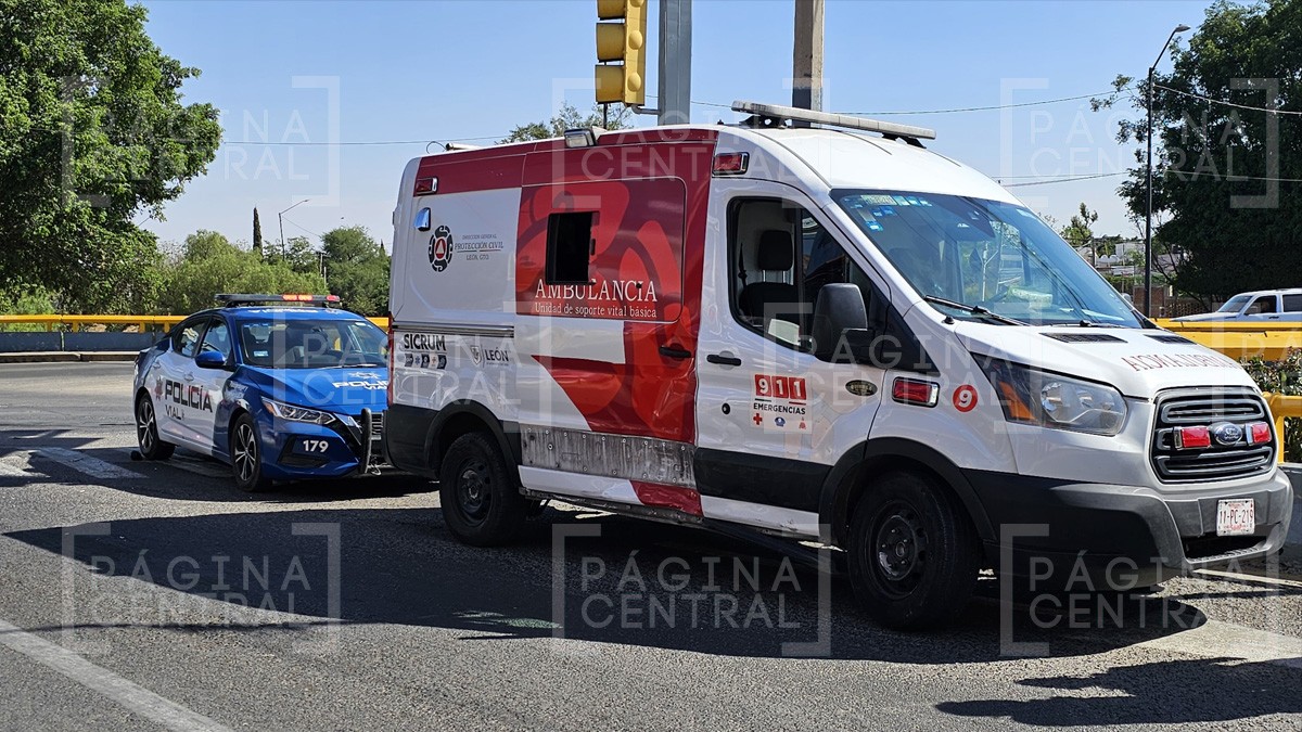 Chocan ambulancia y vehículo particular sobre el Malecón del Río; hay un lesionado
