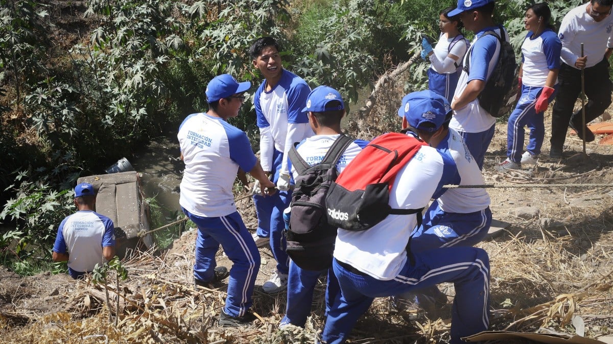 Unen esfuerzos con estudiantes para limpiar el Arroyo Tajo de Santa Ana