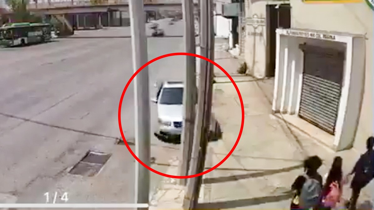 VIDEO Auto pierde el control, impacta postes de luz y se lleva tres transeúntes