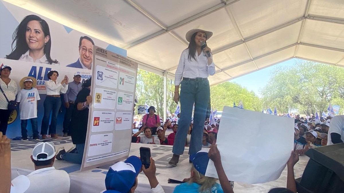 Enseña Libia Dennise a votar a simpatizantes de comunidades en León