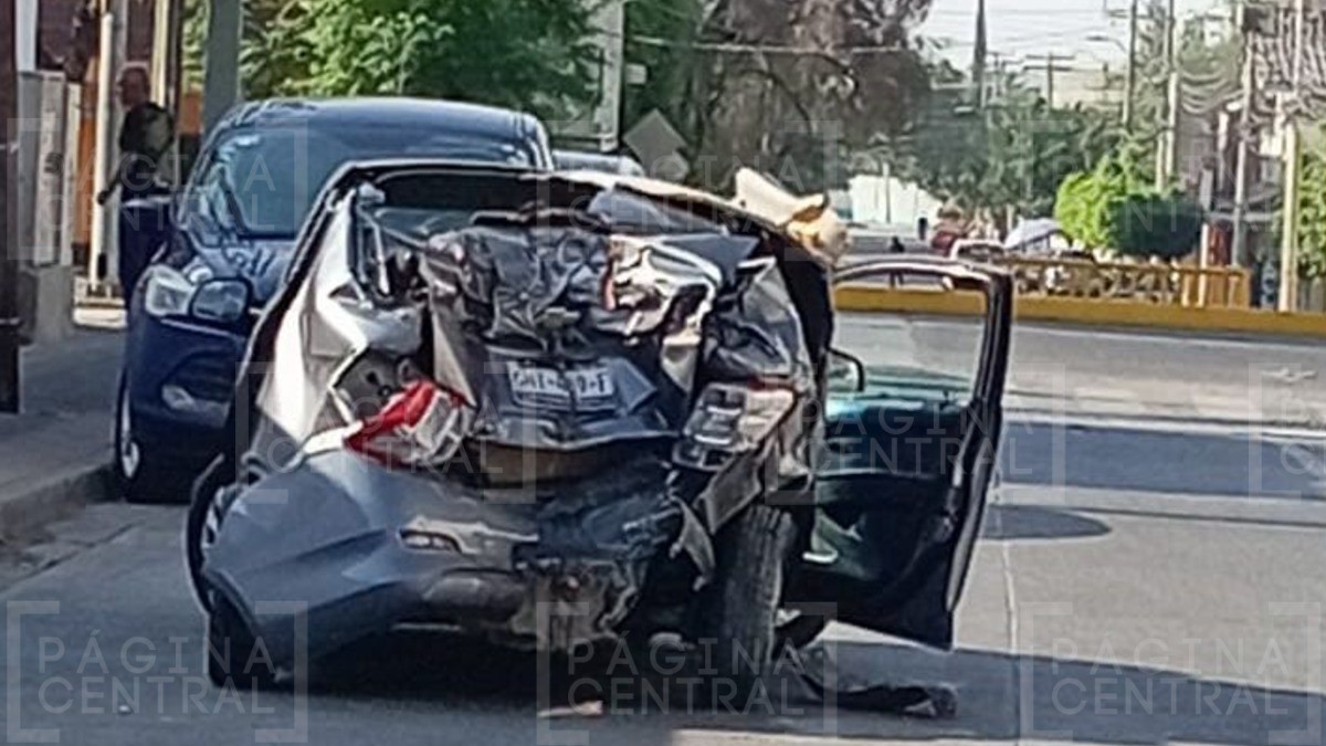Los choca tráiler por atrás al no alcanzar a frenar en semáforo en La Piscina; 4 heridos