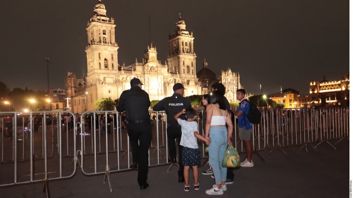 Queda el Zócalo sin bandera y colocan vallas en accesos