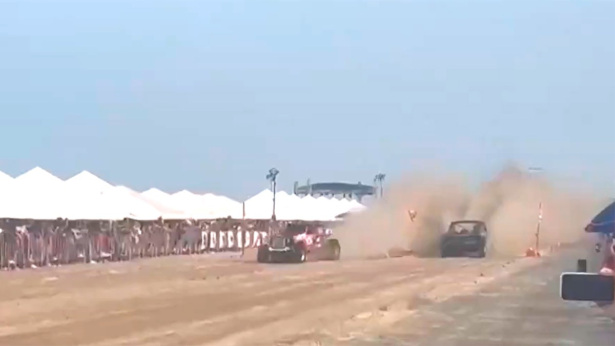 VIDEO Camioneta 4x4 embiste al público en arrancones, mata a niño y deja varios heridos