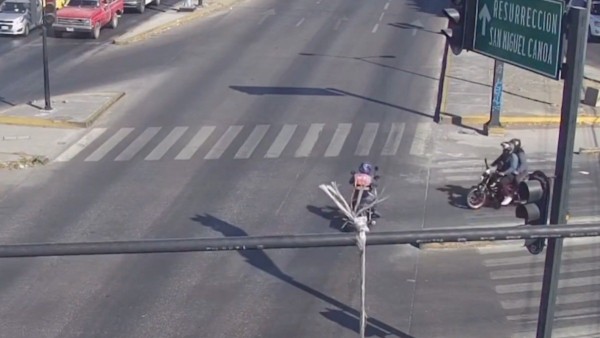 VIDEO Graban brutal impacto de motociclistas al dar vuelta prohibida; ¡salieron volando!