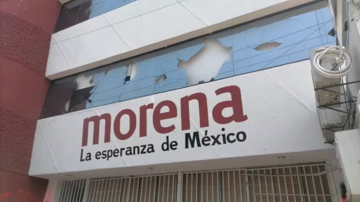 Maestros de la CNTE destrozan y queman oficinas de varios partidos